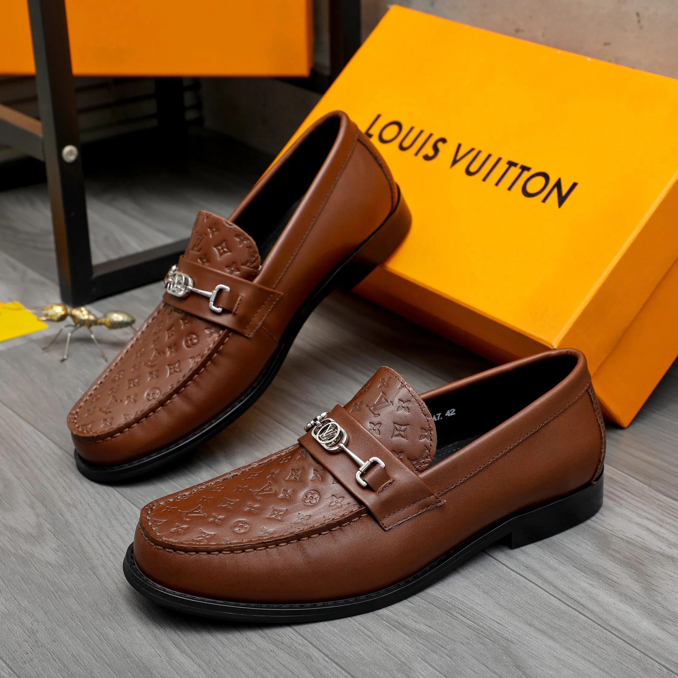 Men's shoes 💰p460 Product trademark: LV (Louis Vuitton) business slip-on leather shoes. Regular size: 38-45 (45 is custom-made and non-returnable) Product materials: Selected high-quality embossed cowhide upper, cowhide lining, original rubber outsole